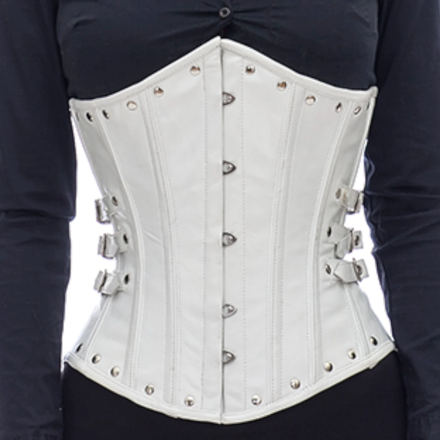 Espartilho abaixo do busto de couro branco com tachas e fivelas laterais Corset sob o busto de couro legitimo branco com fivelas laterais e tachas