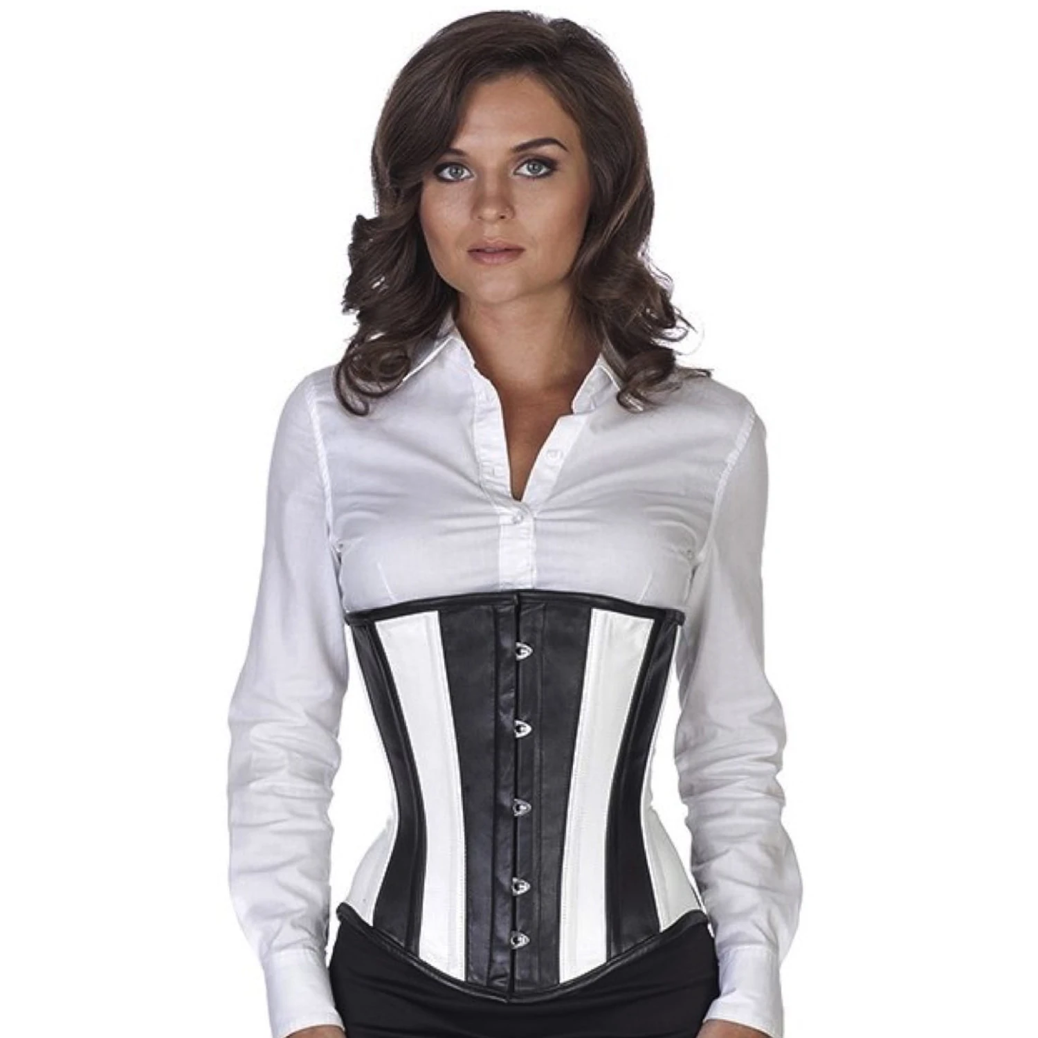 Espartilho de couro abaixo do busto preto/branco em couro genuíno Modelo vestindo o corset sob o busto de couro em preto/branco. Corset de amarração autêntico para redução de cintura de até 10 cm, vista frontal.