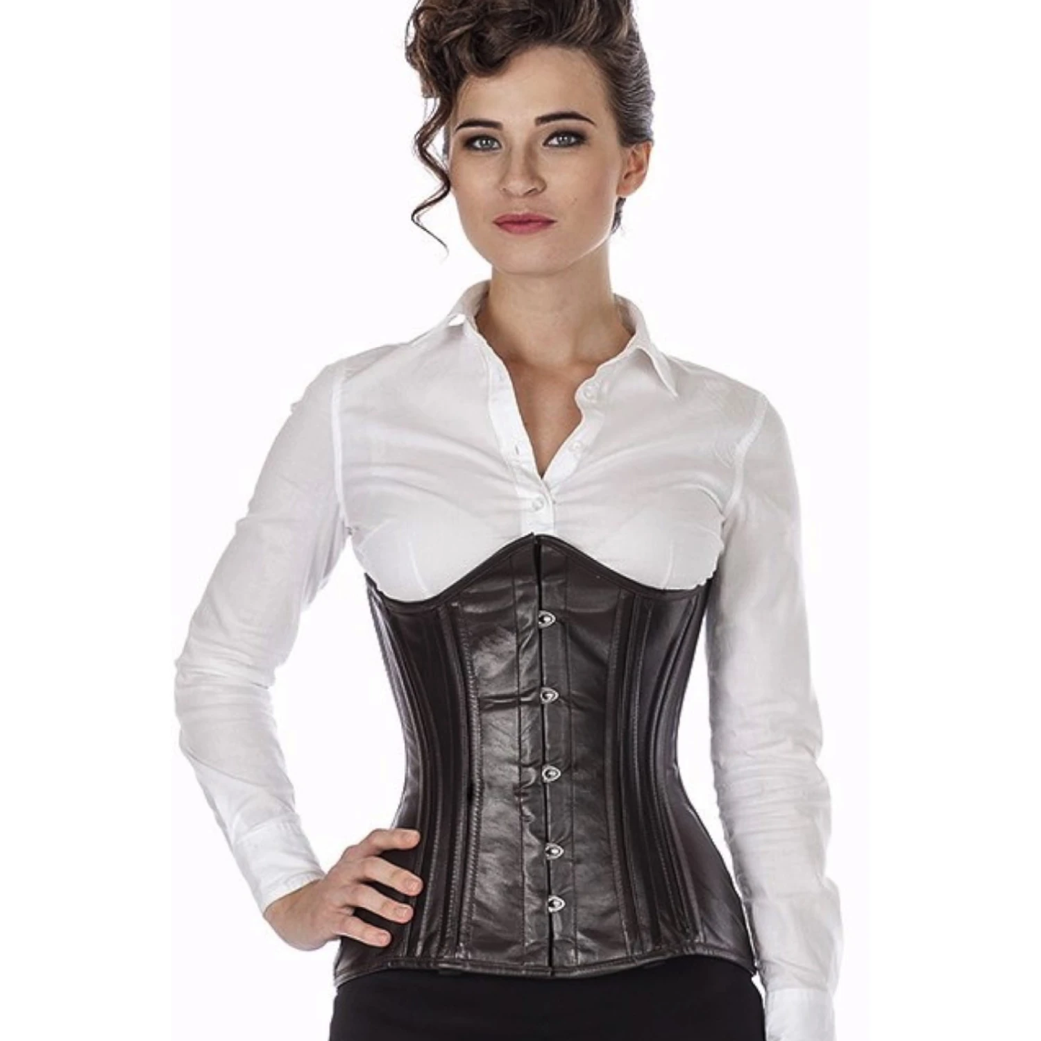 Espartilho de couro espartilho sob o busto parte superior curvada castanho Modelo vestindo o corset sob o busto de couro curvado em marrom. Corset de amarração autêntico para redução de cintura de até 10 cm, vista frontal.