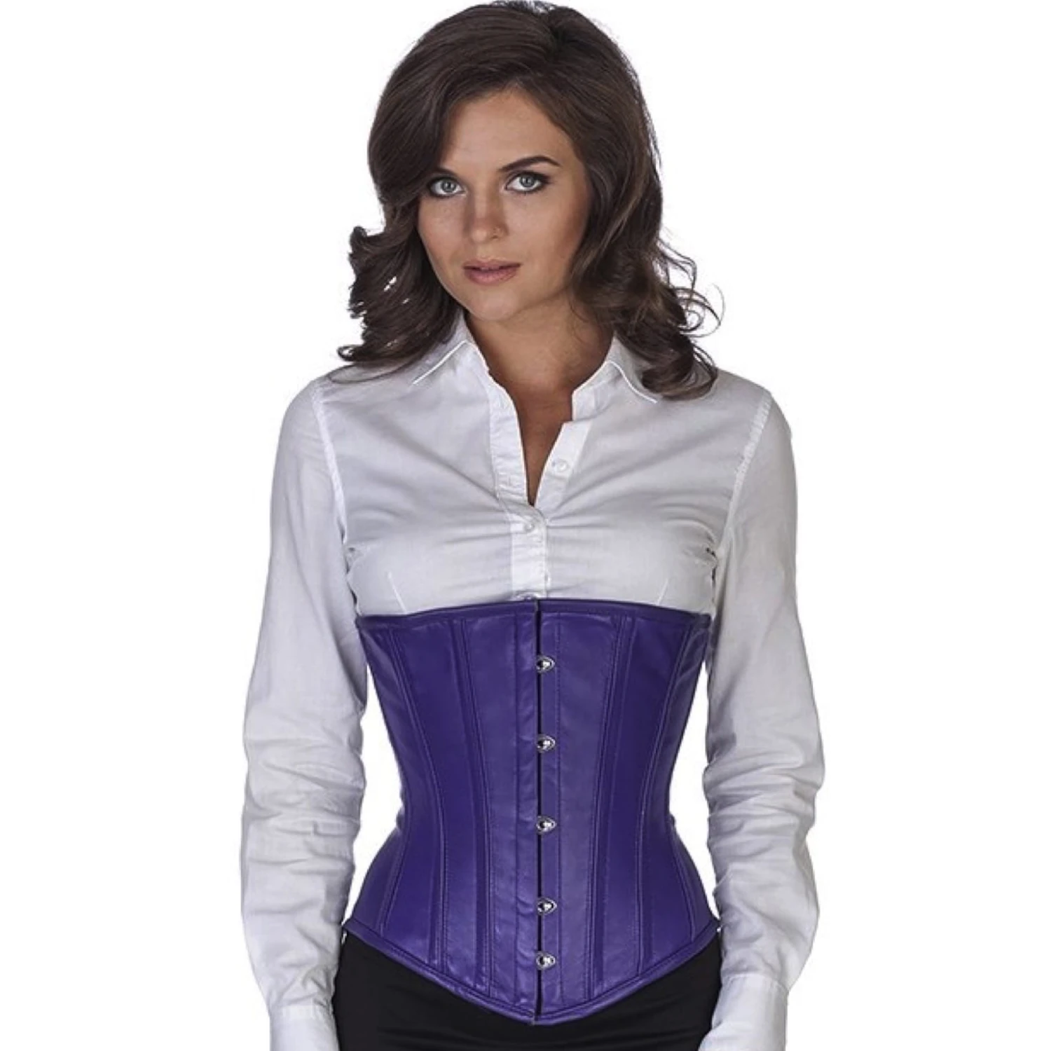 Espartilho de couro espartilho abaixo do busto lilás de couro genuíno Modelo vestindo o corset sob o busto de couro em violeta. Corset de amarração autêntico para redução de cintura de até 10 cm, vista frontal.