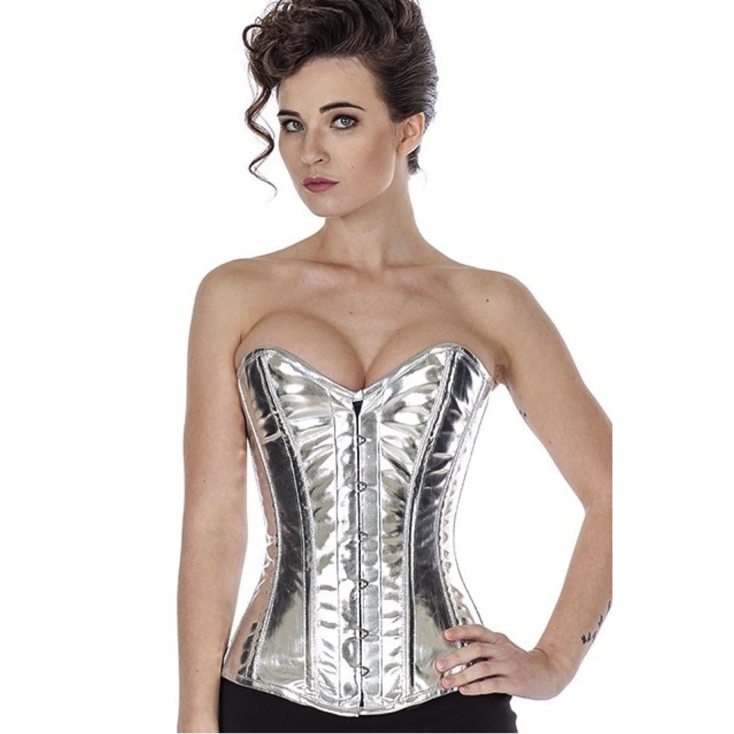 Silbernes Metallic-Lackkorsett Vollbrust – Echtes Schnürkorsett Modell trägt ein klassisches Lack-Vollbrustkorsett in silber glitter mit Innenfutter aus Baumwolle