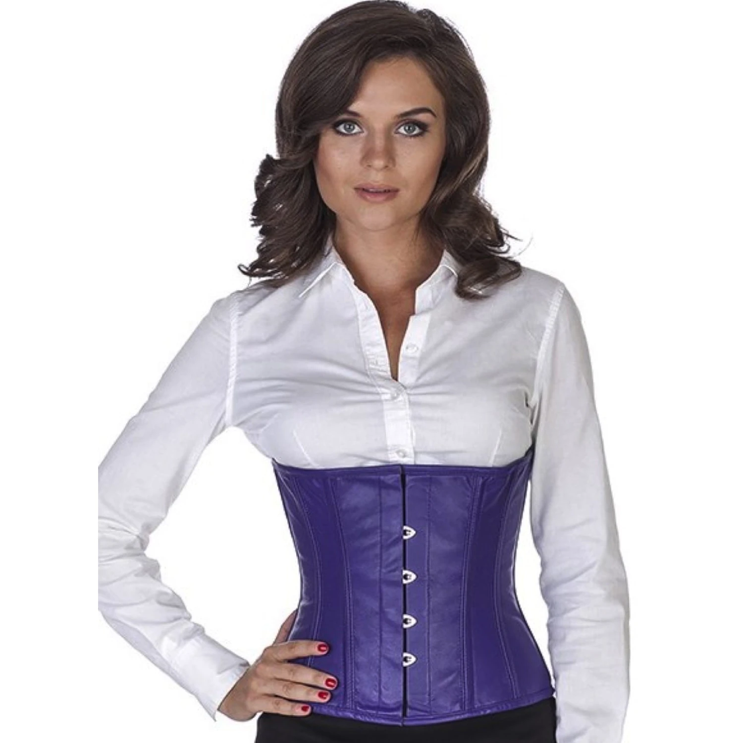 Espartilho de cintura de couro genuíno em lilás, 100% couro Modelo vestindo o taillenkorsett-corset de couro em violeta na vista frontal para uma redução de cintura de até 10cm.