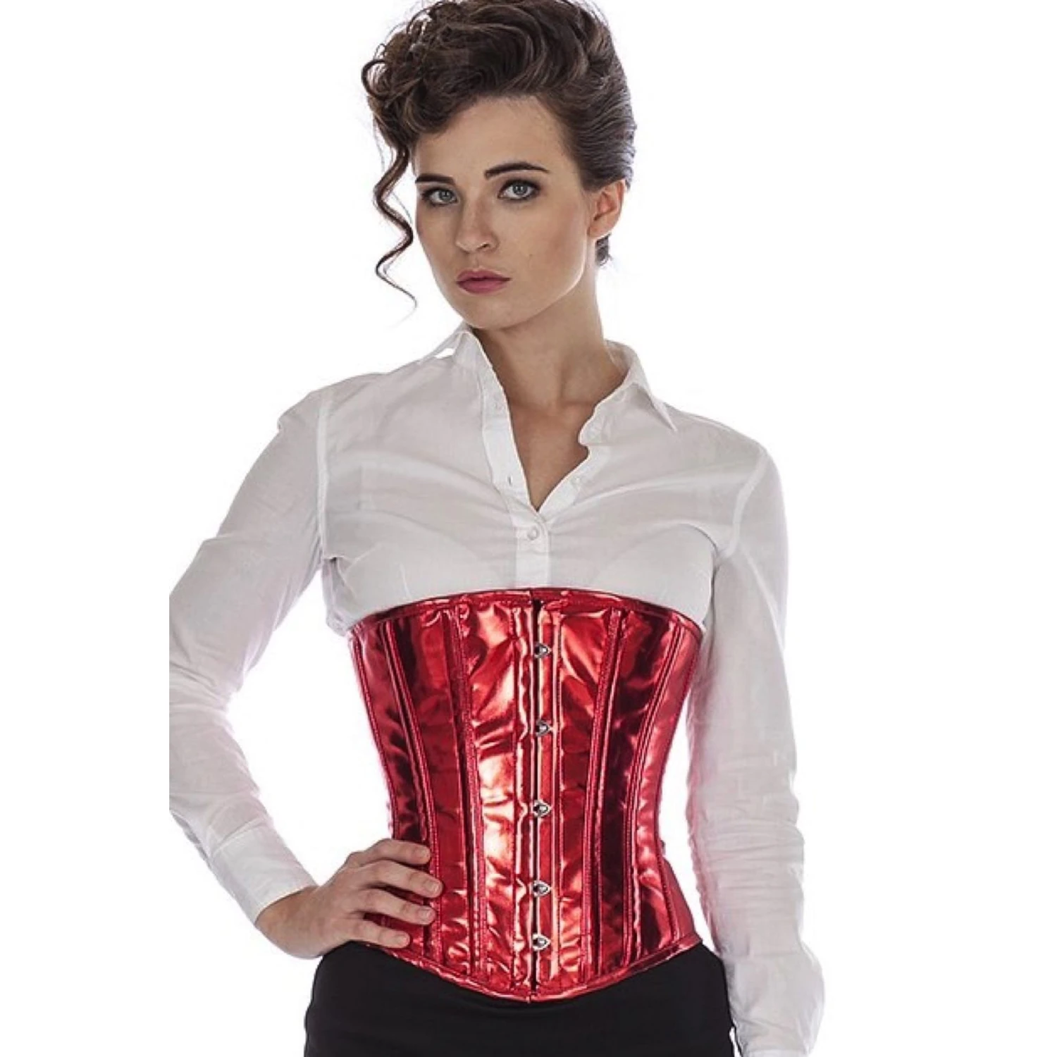 Lackkorsett Unterbrustkorsett Rot Metallic Modell trägt ein klassisches Lack-Unterbrustkorsett in rot glitter mit Innenfutter aus Baumwolle