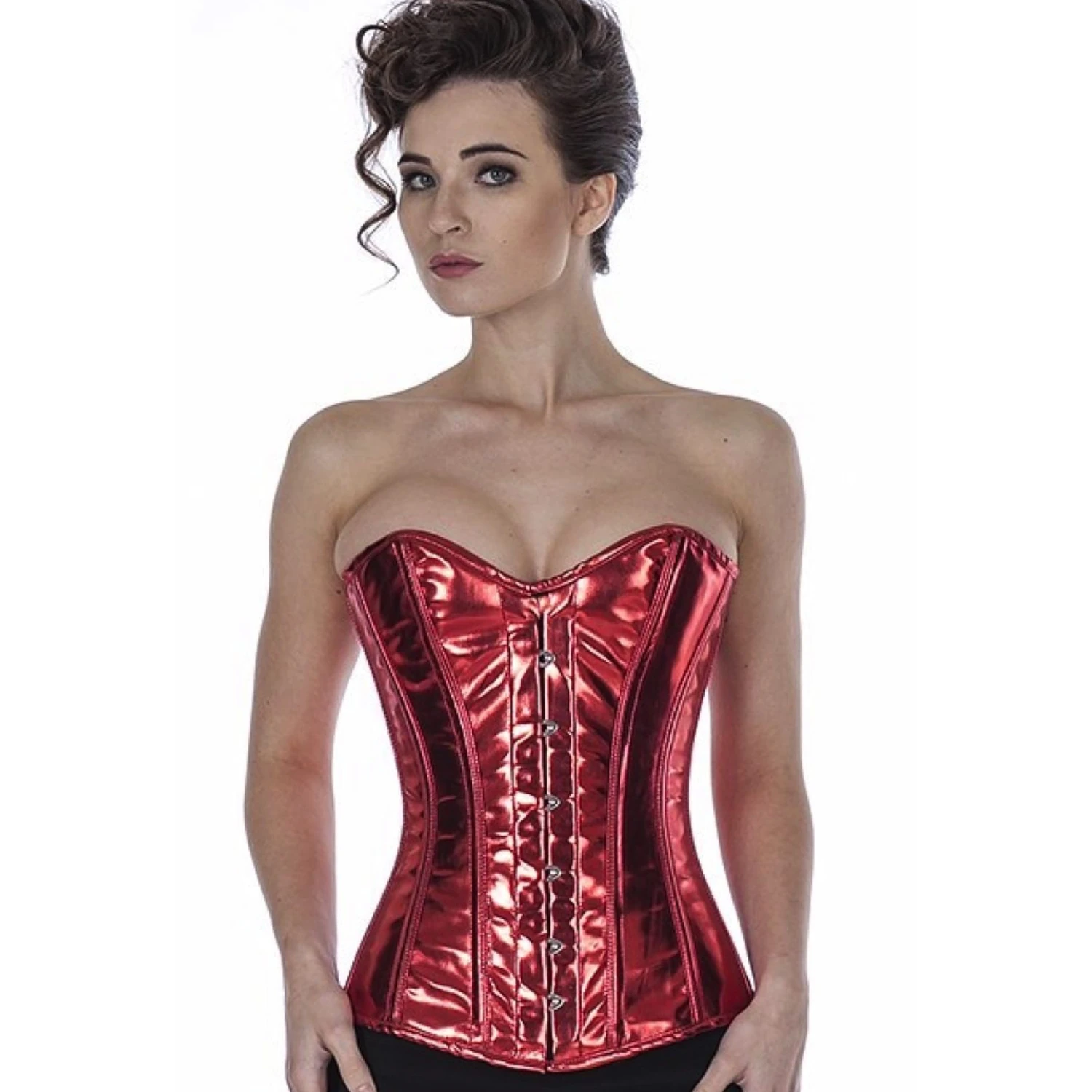 Lackkorsett Vollbrustkorsett Rot Metallic – Echtes Schnürkorsett Modell trägt ein klassisches Lack-Vollbrustkorsett in rot glitter mit Innenfutter aus Baumwolle