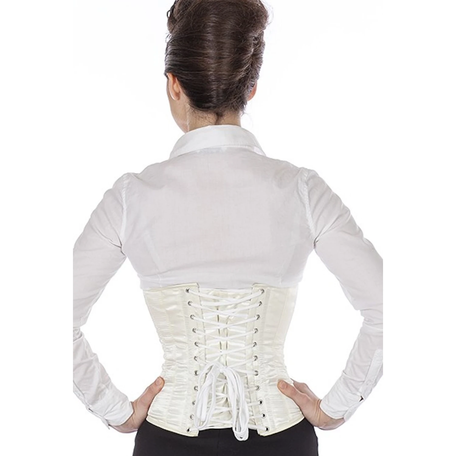 Vista traseira de uma modelo com corset de amarração em cetim cintura em marfil com laços clássicos nas costas