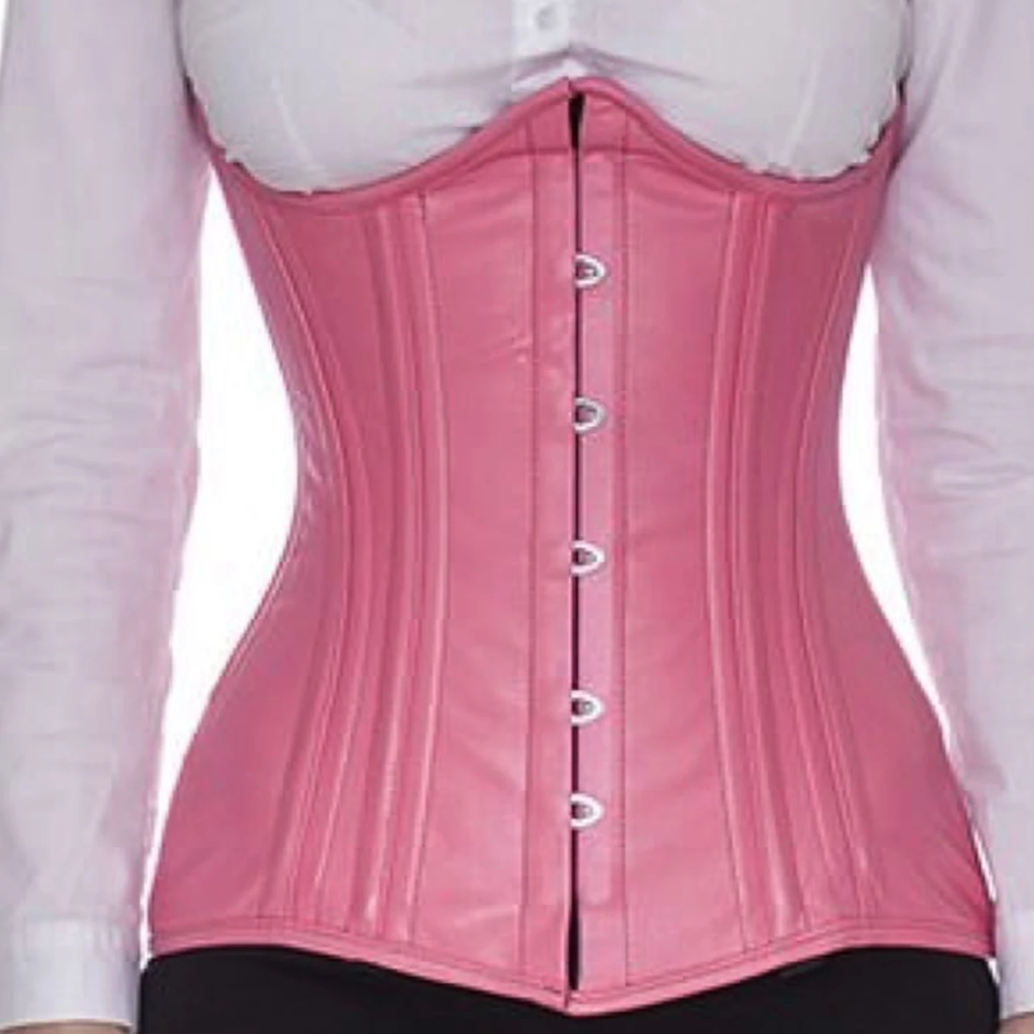 Lærkorsett Underbustkorsett buet øverst Rosa Lærkorsett som oppoverbuet underbystekorsett i rosa laget av ekte skinn, forside uten modell. Snørekorsett for midjereduksjon.