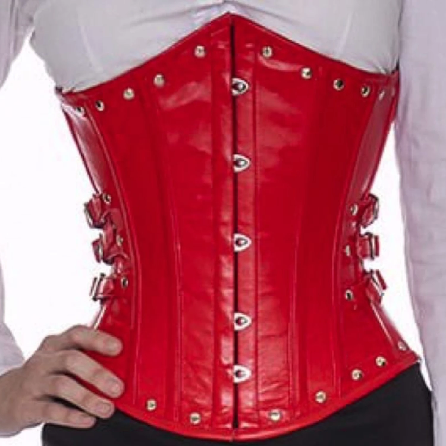 Rood lederen onderborstkorset met studs en 3 zijdelingse gespen Rood onderborstkorset van echt leer met zijgespen og noppen
