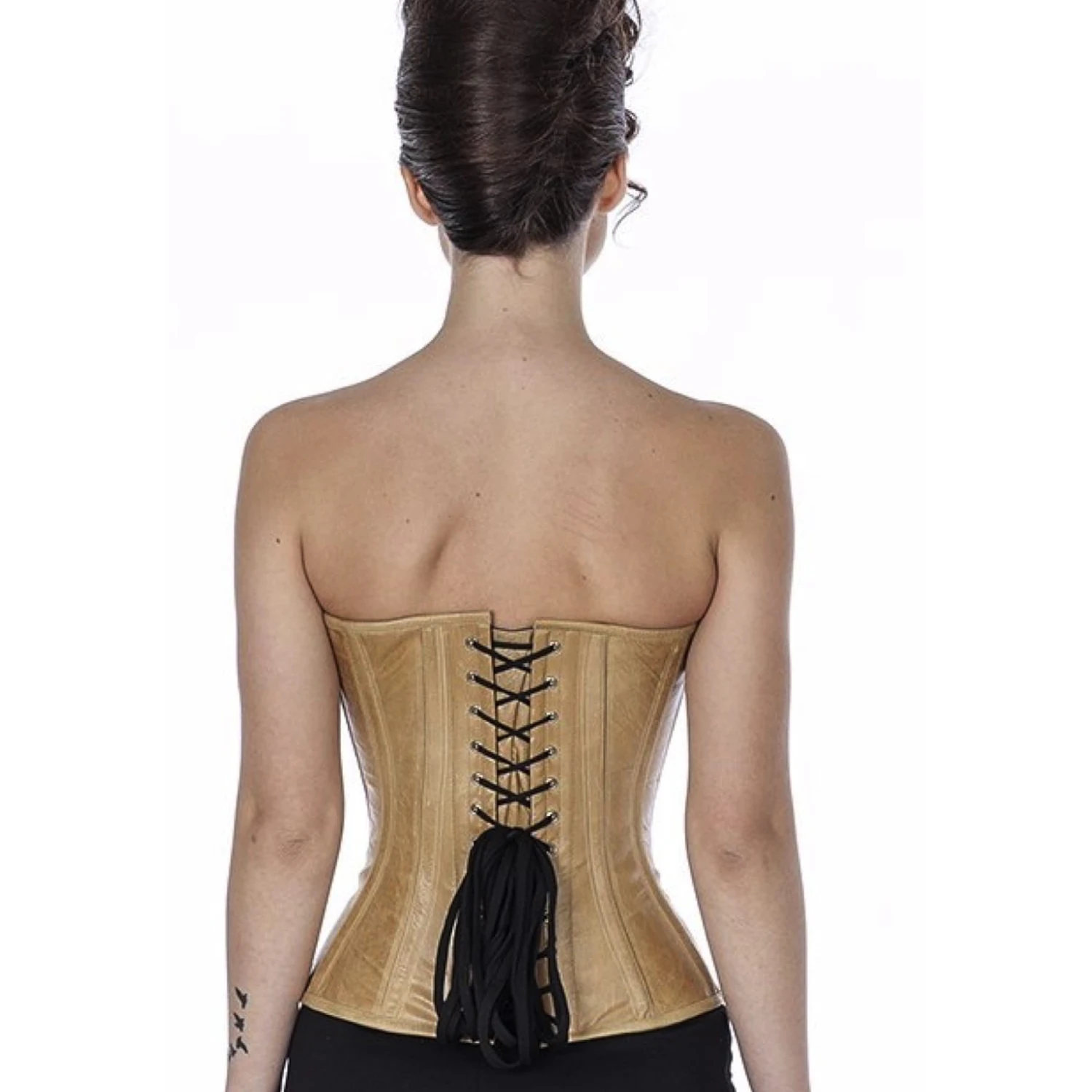 Espartilho meia-taça de couro bege Vista traseira da modelo com corset de lacinho de couro beige e atacadores nas costas
