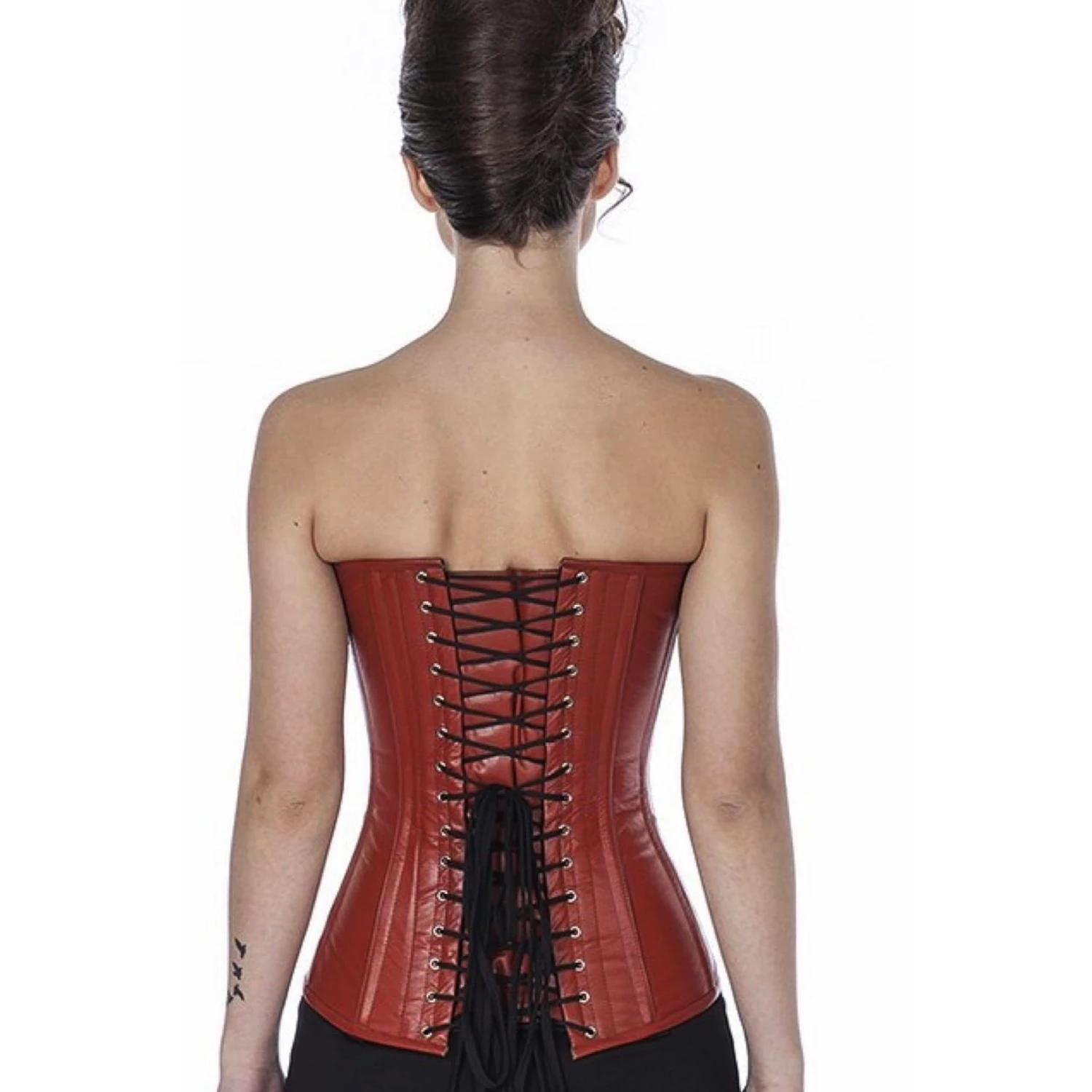 Espartilho de couro de busto inteiro em castanho-claro – couro genuíno para uma definição perfeita da cintura Vista traseira na modelo para o corset de couro vollbrustkorsett em marrom claro com amarração clássica nas costas e 14 barbatanas de aço inoxidável.