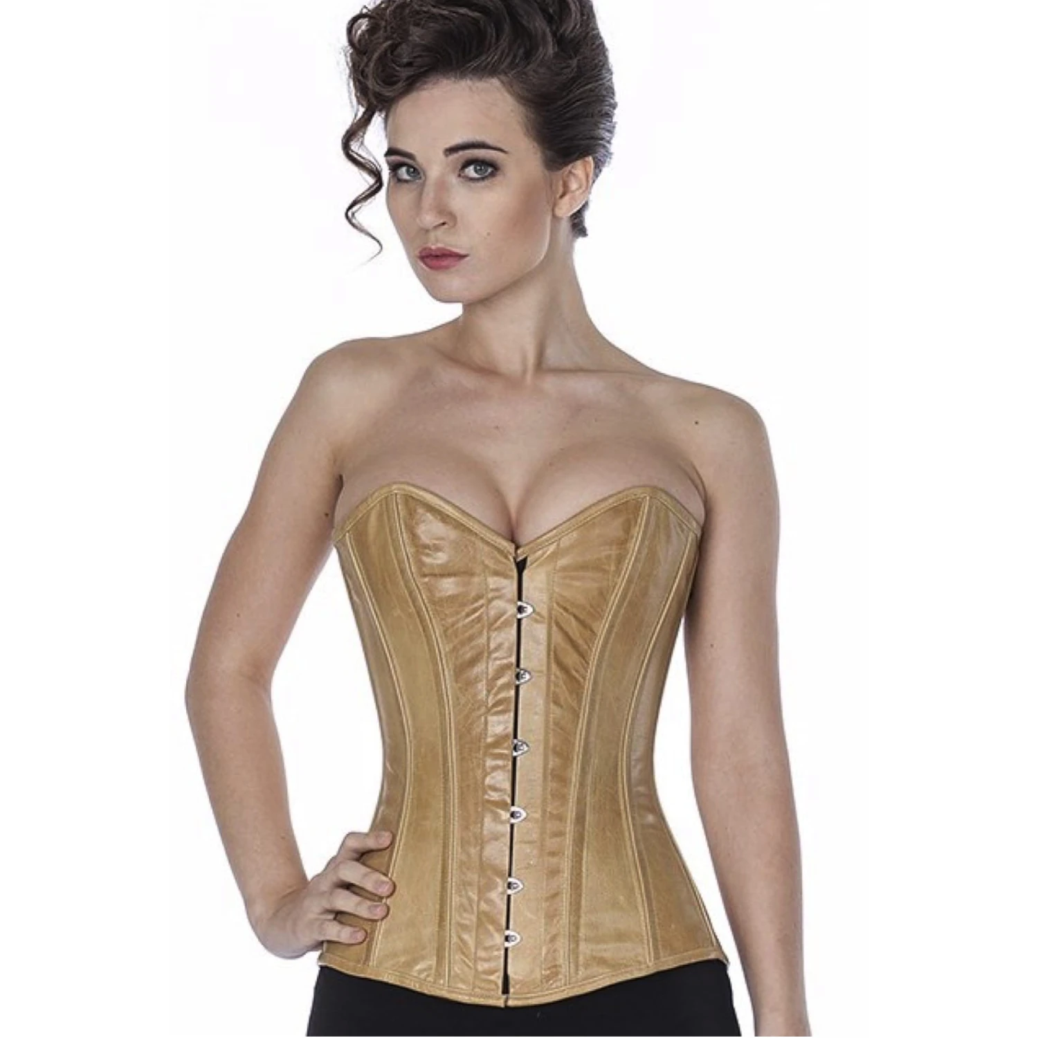 Espartilho de busto inteiro de couro bege – Comprar espartilho de couro genuíno feito à medida Modelo vestindo o vollbrust-corset de couro em beige na vista frontal para uma redução de cintura de até 10cm.