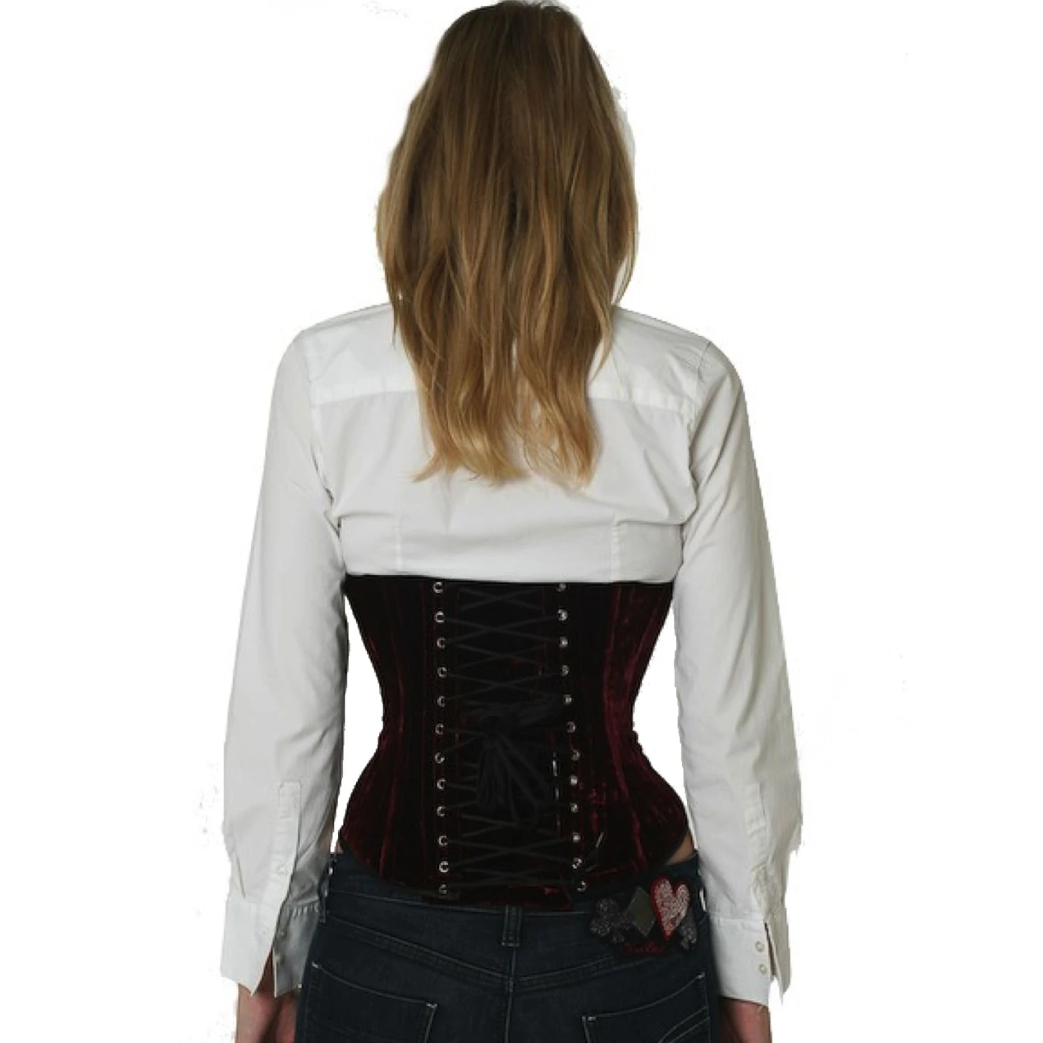Vista traseira de uma modelo com corset de amarração em veludo sob o busto em vermelho com laços clássicos nas costas